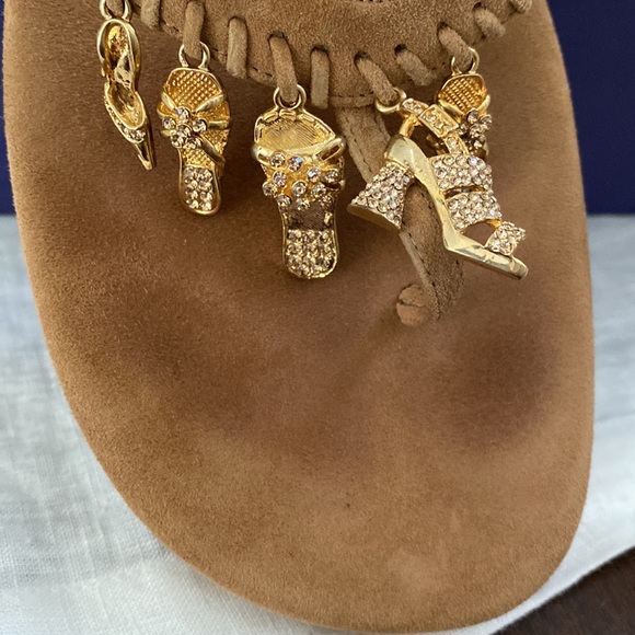 Stuart Weitzman cashew suede leather flip flops with gold shoe charms, 6.5 - Picture 3 of 11